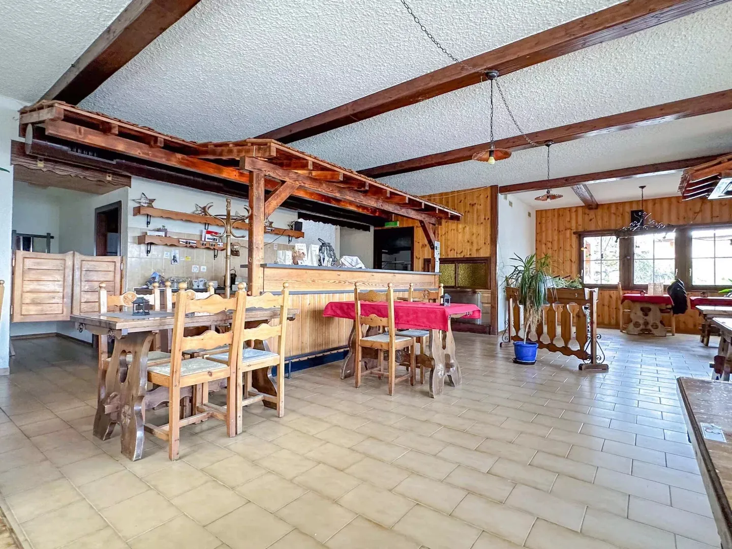 Optimale Lage für dieses Etablissement mit großzügigen Volumen - Foto 4 von 10