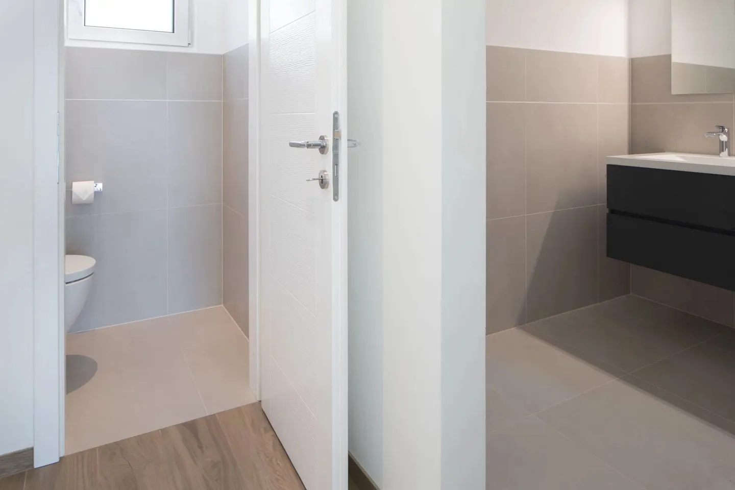 Außergewöhnliche zeitgenössische Villa mit Panoramablick auf die Alpen - Foto 10 von 10