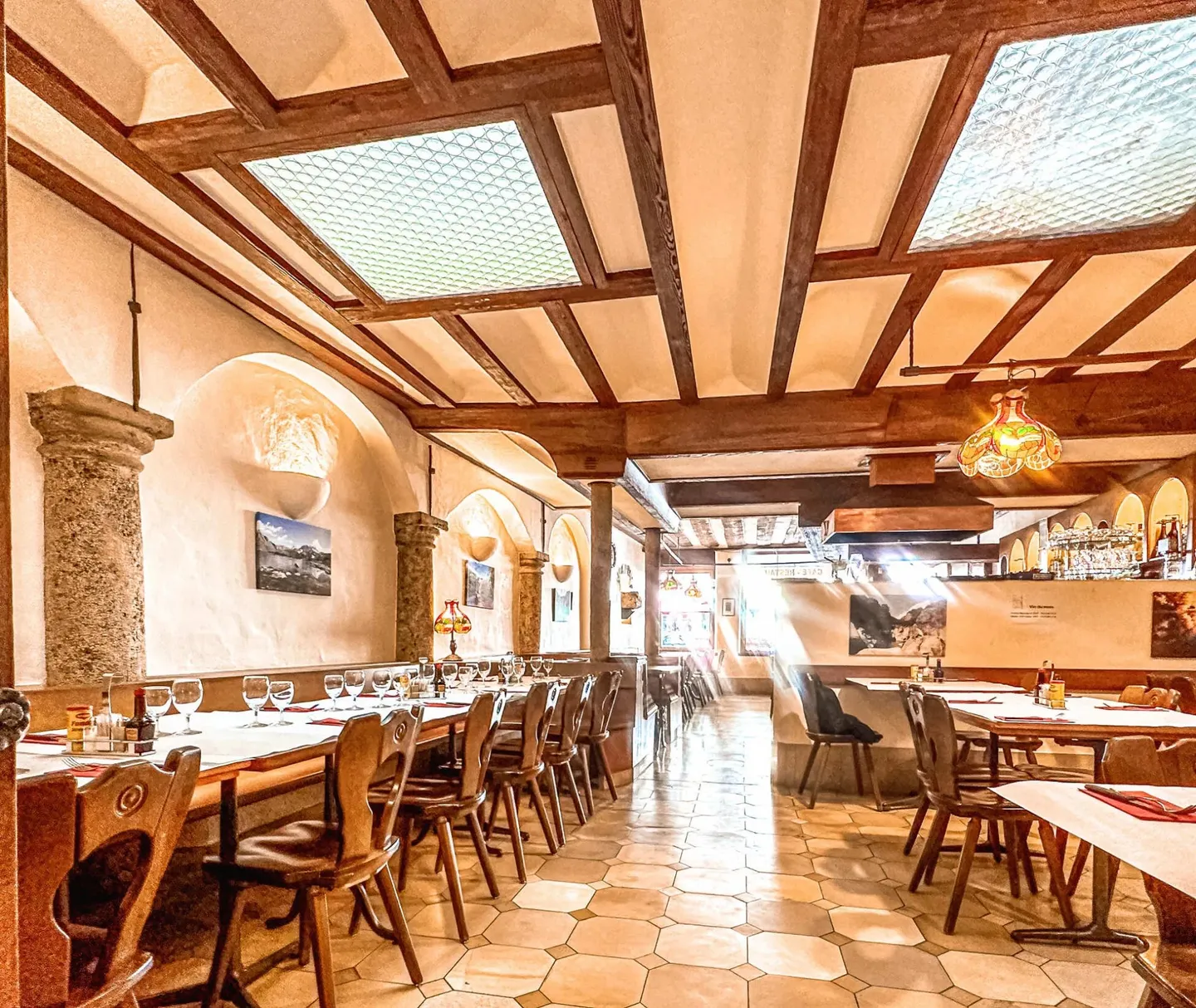 Ideal situation for this renowned establishment - Photo 8 of 10