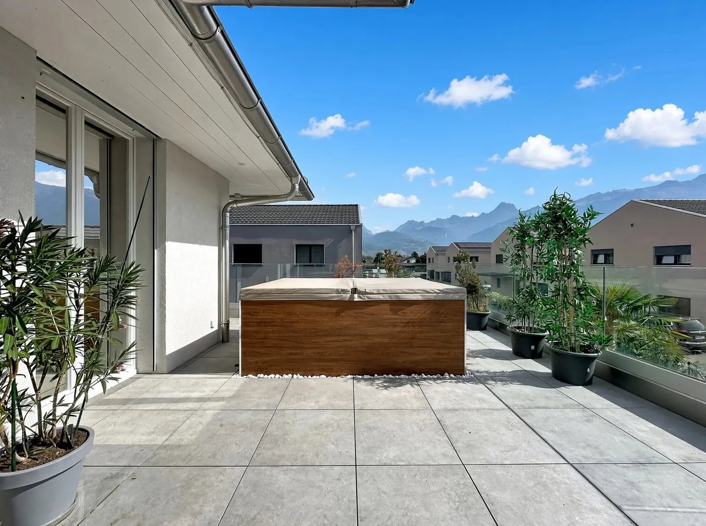 Modern 9-room villa in Collombey - Terraces, garden, jacuzzi and swimming pool - Photo 1 of 13