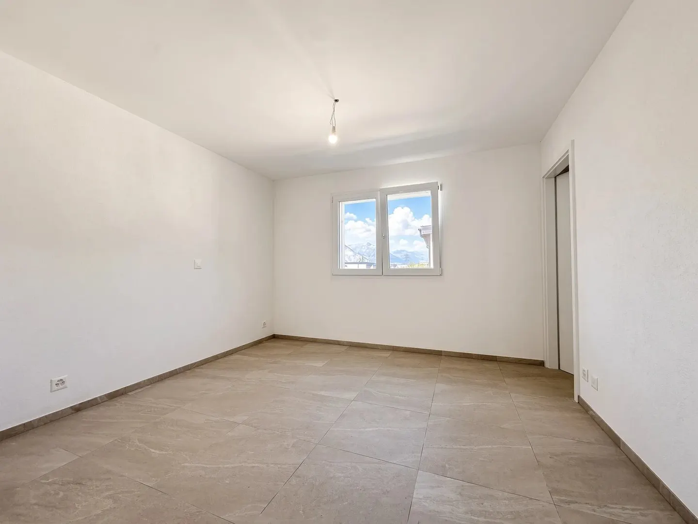 Saxon - 4,5 Zimmer Neubau mit großer überdachter Terrasse - Foto 5 von 8