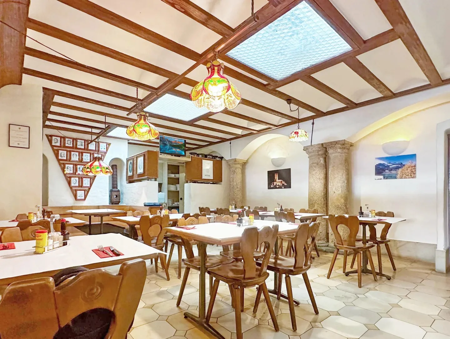 Ideal situation for this renowned establishment - Photo 6 of 10