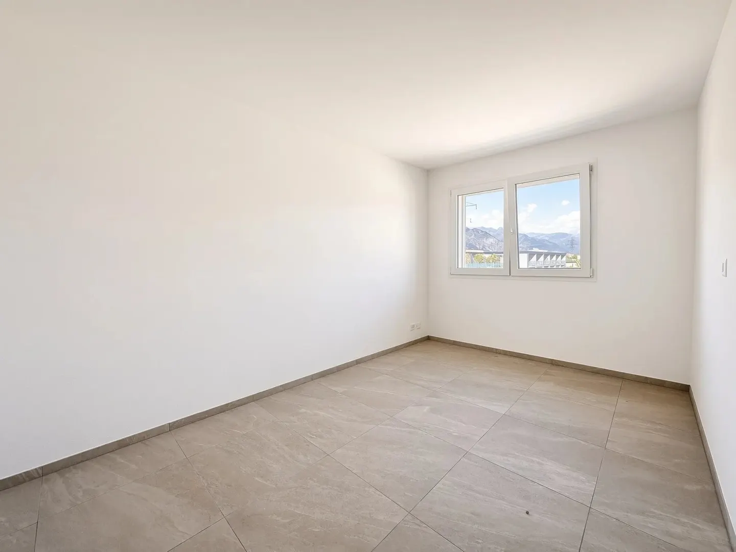 Saxon - 4,5 Zimmer Neubau mit großer überdachter Terrasse - Foto 6 von 8