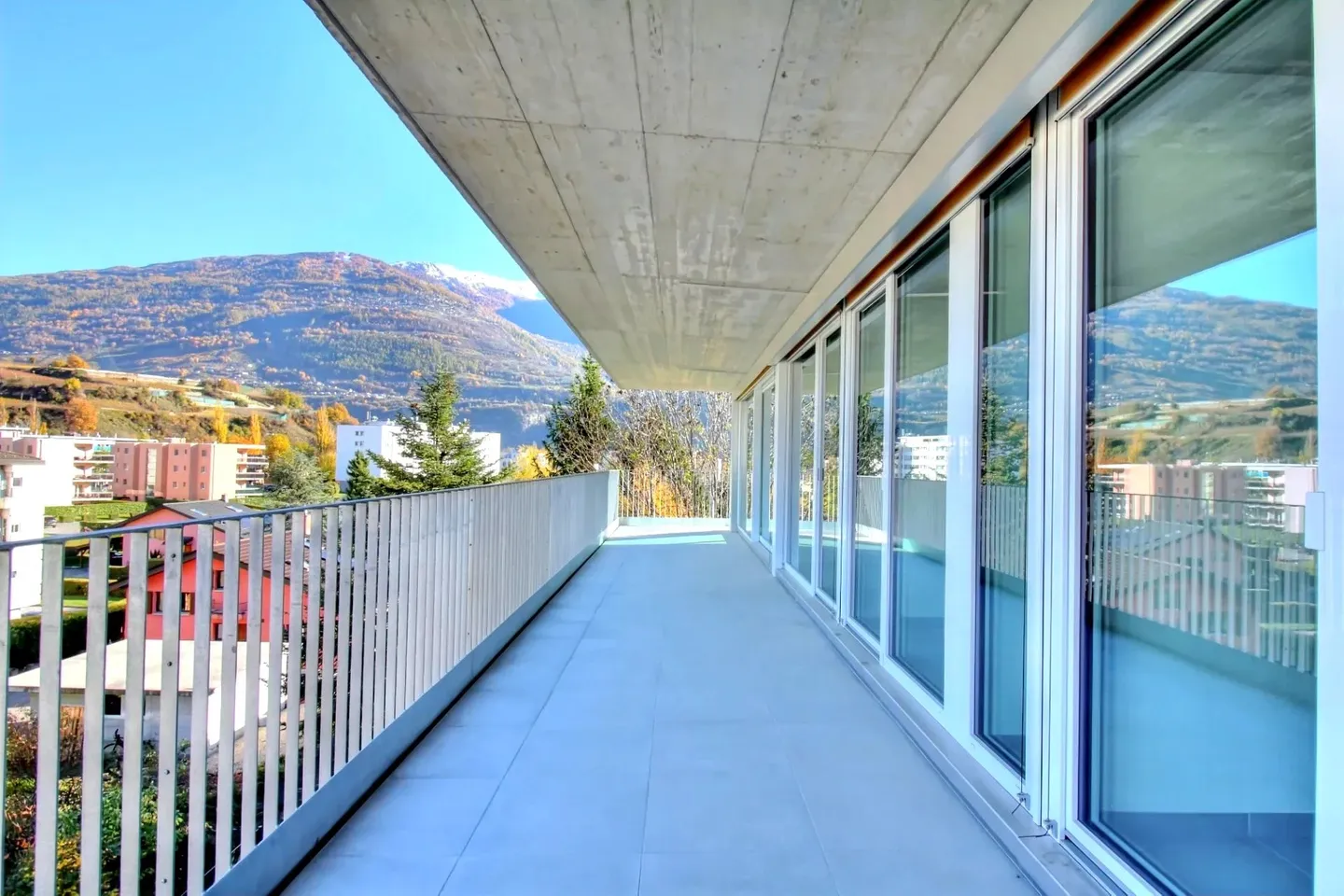 Magnificent penthouse in the heart of Conthey - Photo 11 of 13