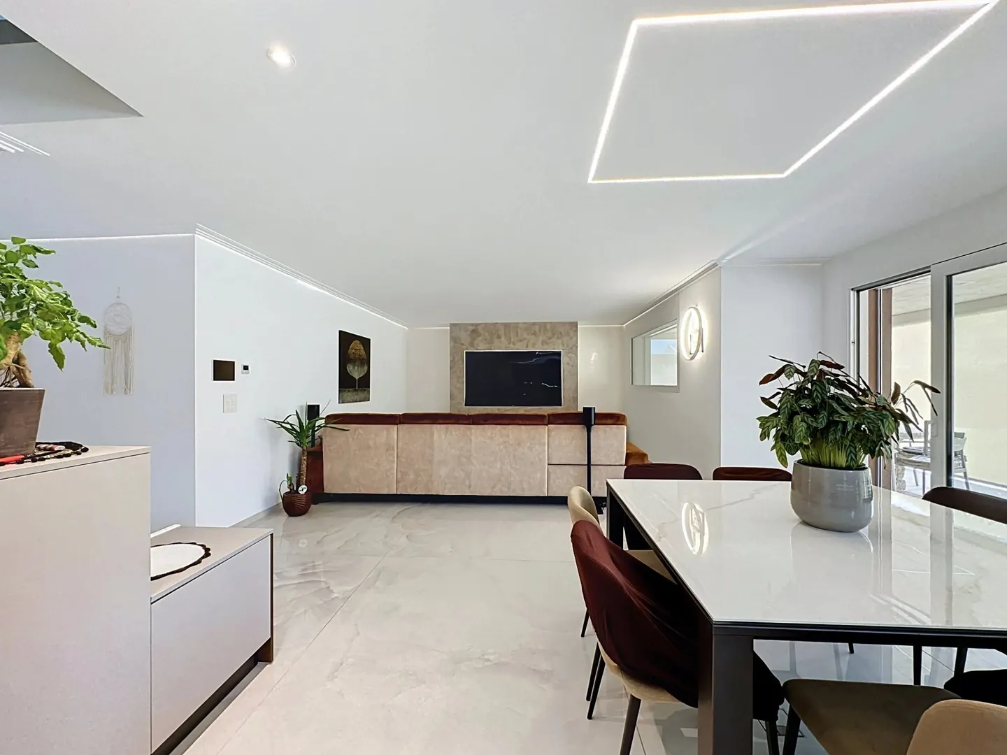 Modern 9-room villa in Collombey - Terraces, garden, jacuzzi and swimming pool - Photo 9 of 13