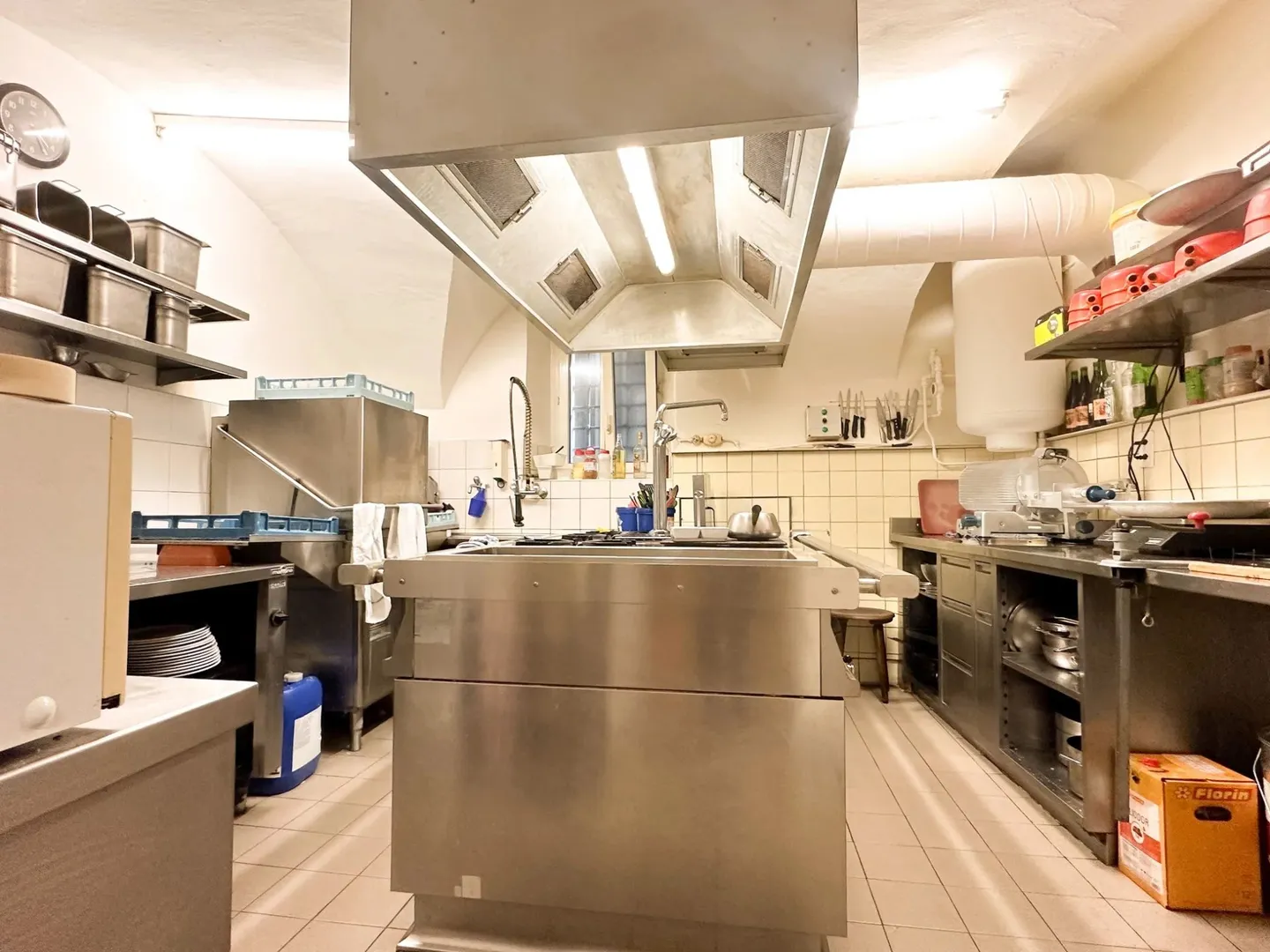 Ideal situation for this renowned establishment - Photo 10 of 10