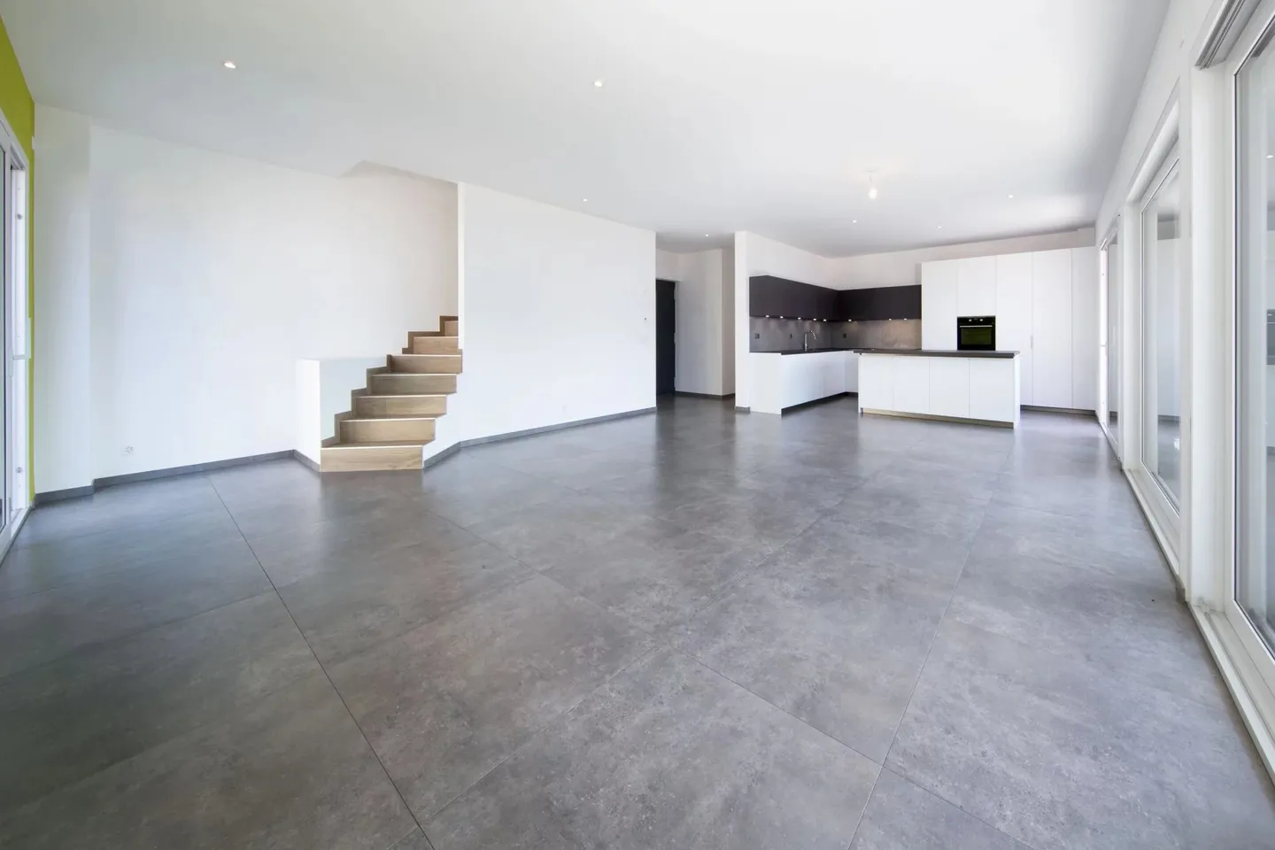 Außergewöhnliche zeitgenössische Villa mit Panoramablick auf die Alpen - Foto 4 von 10