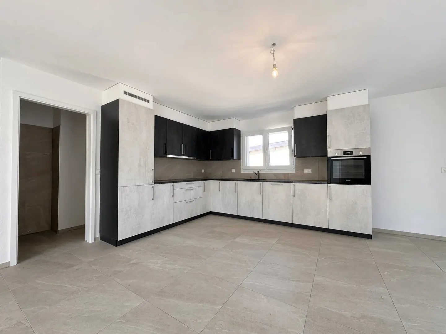Saxon - 4,5 Zimmer Neubau mit großer überdachter Terrasse - Foto 1 von 8