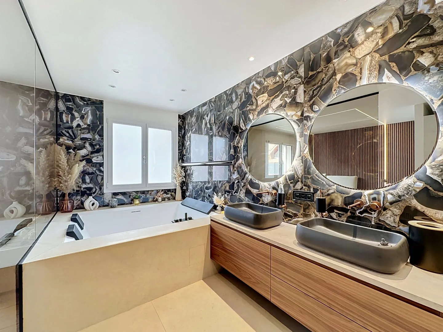 Modern 9-room villa in Collombey - Terraces, garden, jacuzzi and swimming pool - Photo 6 of 13