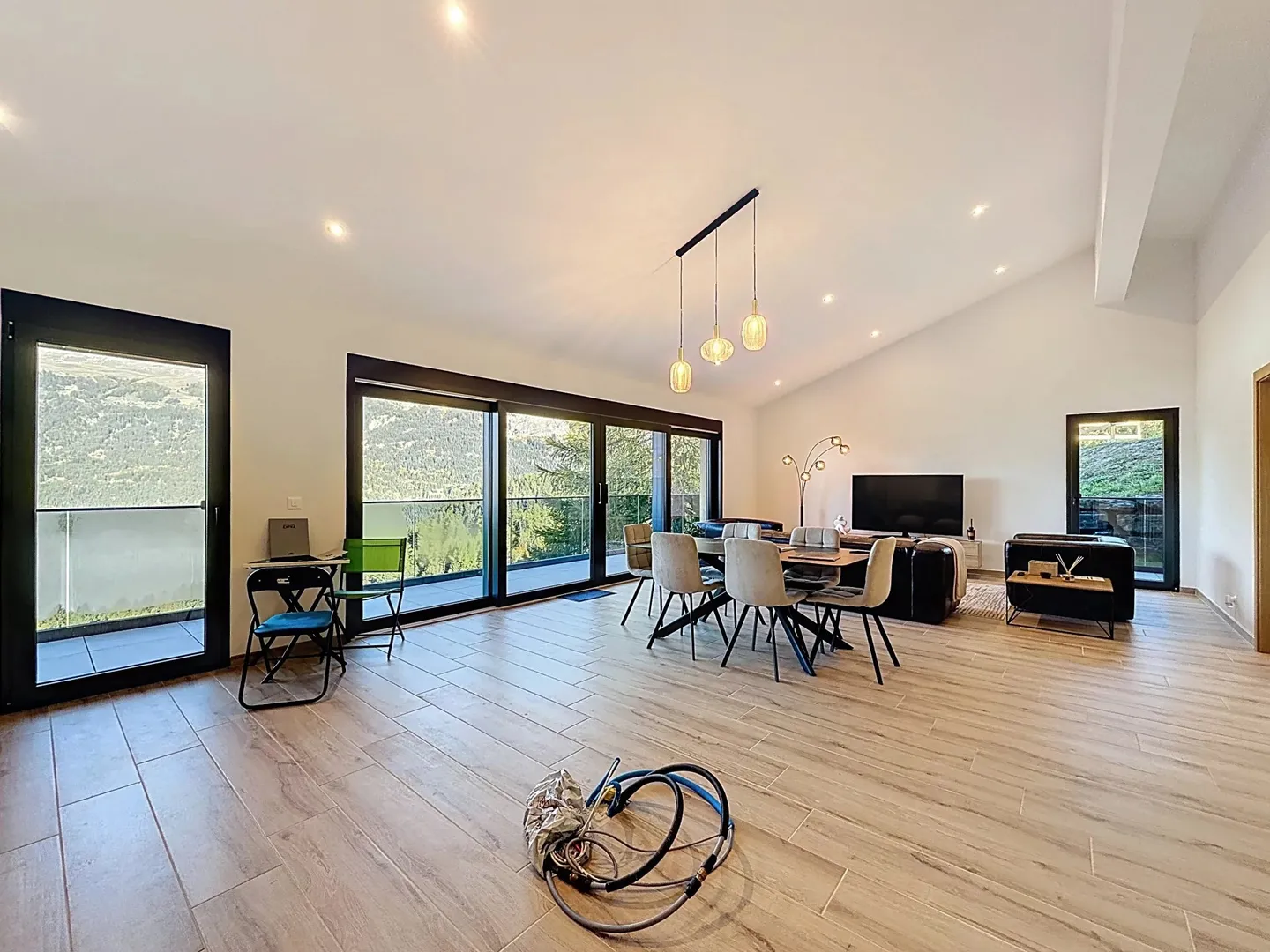 Exceptional chalet with panoramic mountain views - Photo 5 of 10