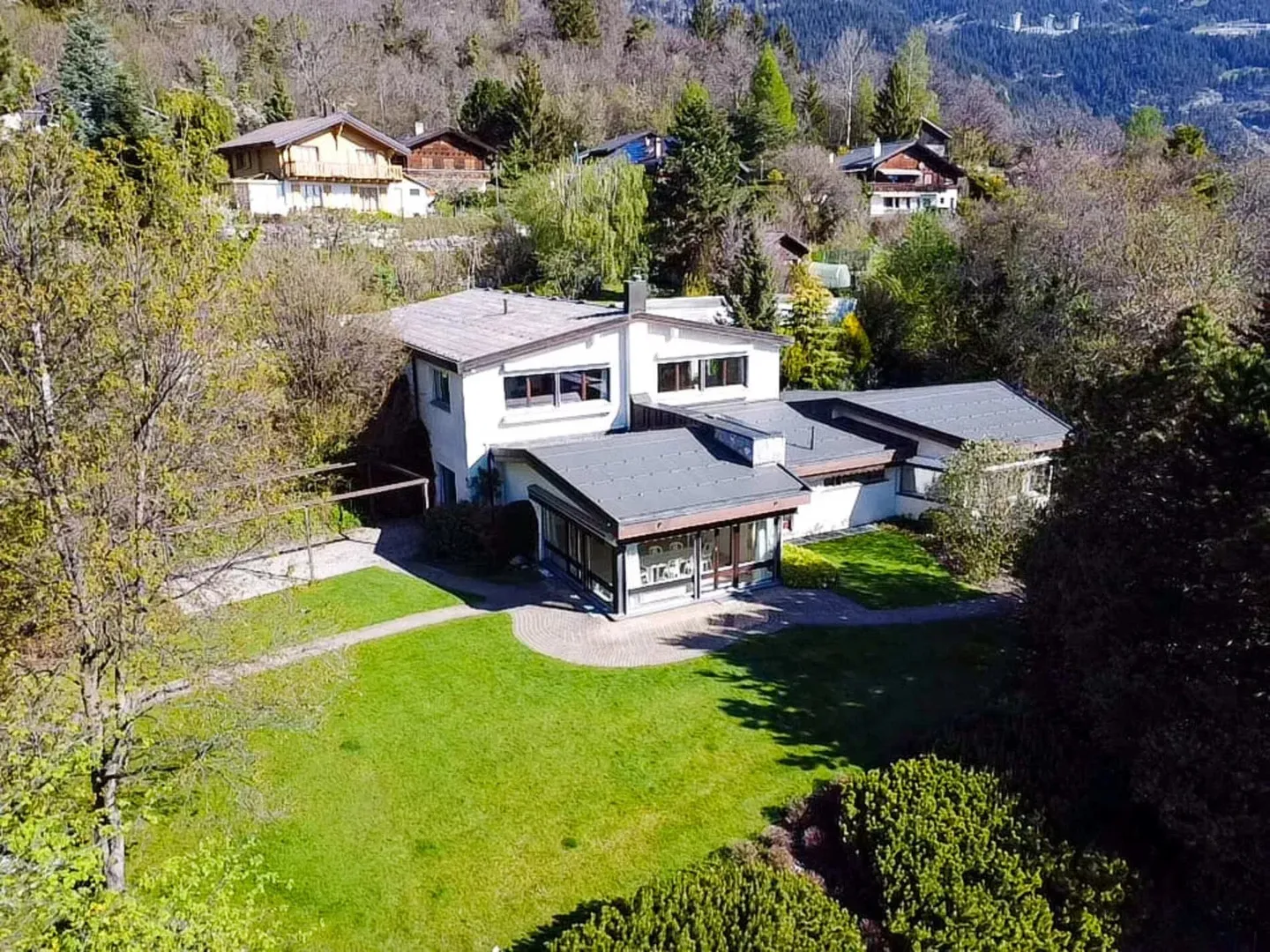 Calma assoluta per questa sublime proprietà immersa in un verde scenario - Foto 5 di 10