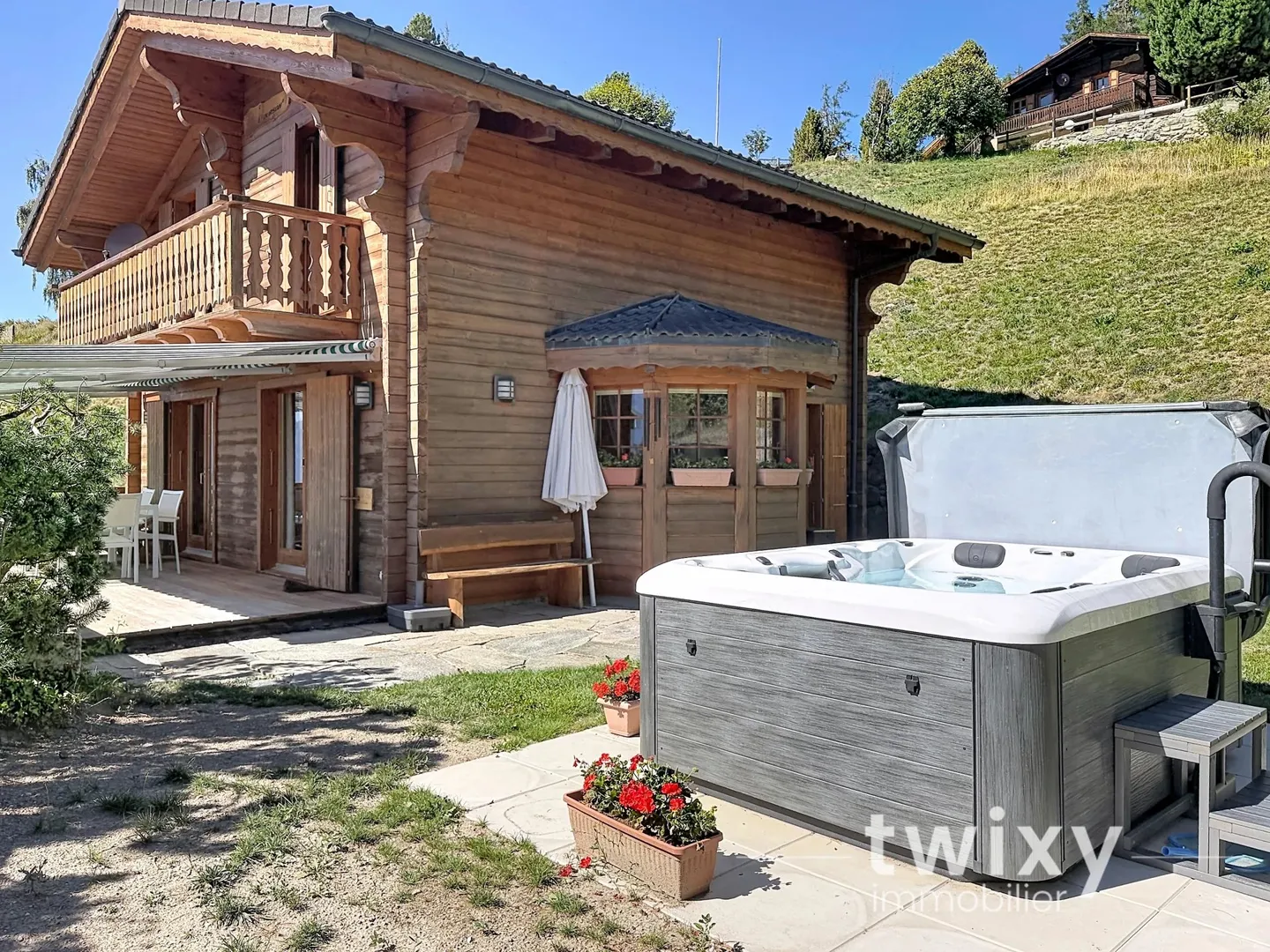 Charmant chalet de 4.5 pièces avec spa - Foto 1 von 13