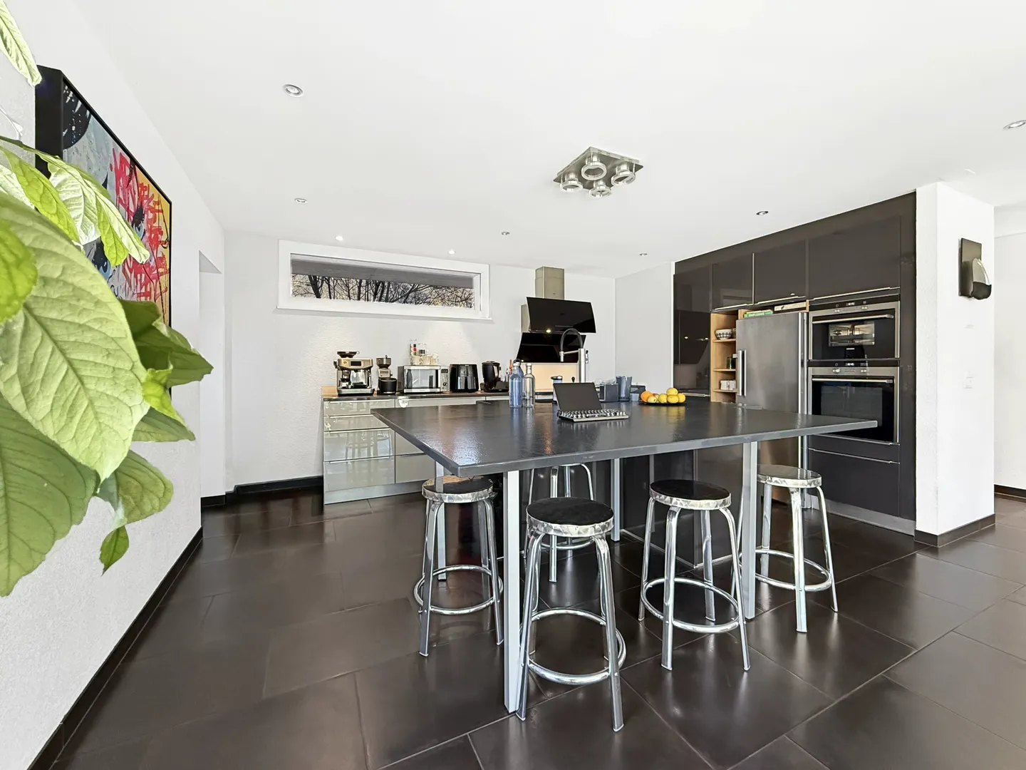 Fully | Contemporary villa with 6.5 rooms and swimming pool - Photo 4 of 13