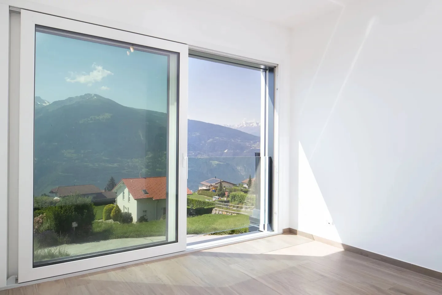 Außergewöhnliche zeitgenössische Villa mit Panoramablick auf die Alpen - Foto 9 von 10