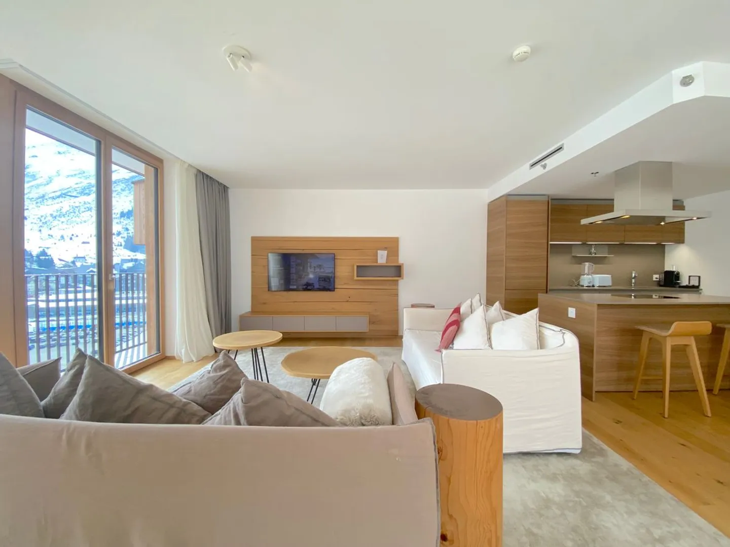 Appartamento familiare spazioso con servizio alberghiero e vista sulle montagne - Foto 2 di 12