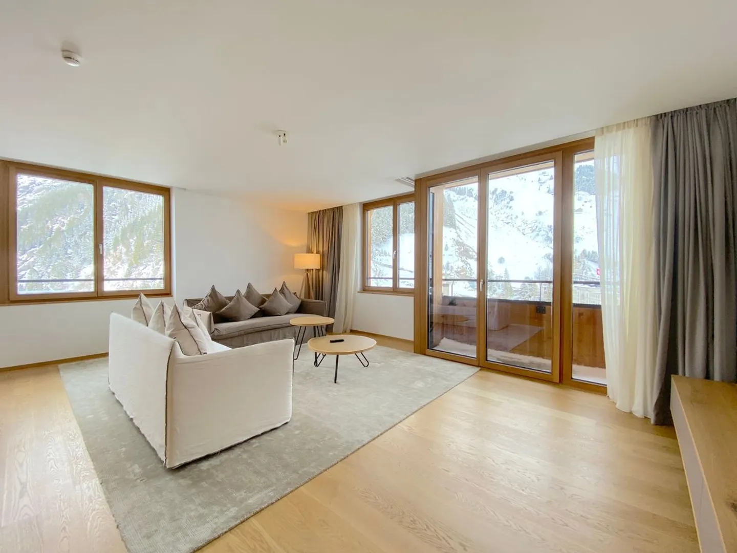 Spacious Family Apartment with Hotel Service and Mountain View - Photo 2 of 13