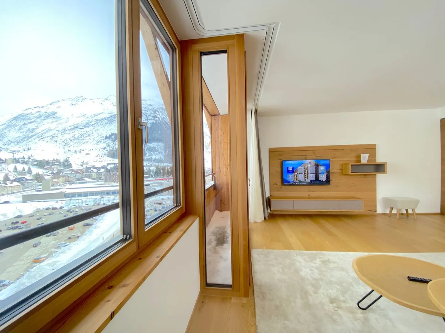 Spacious Family Apartment with Hotel Service and Mountain View - Photo 5 of 13