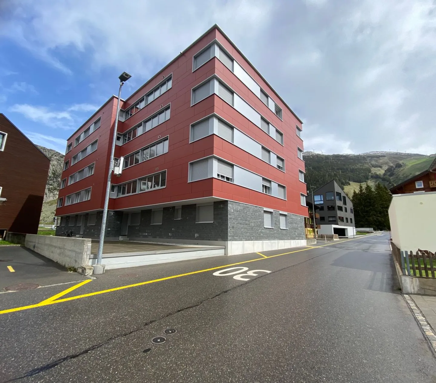 Charming 2.5-room apartment with mountain views - Photo 1 of 8
