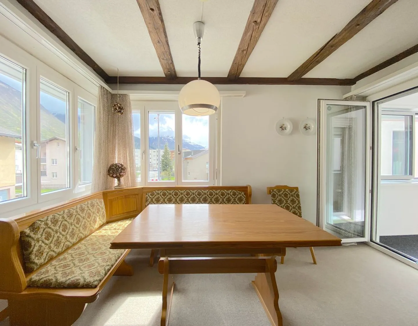 Charming 2.5-room apartment with mountain views - Photo 2 of 8