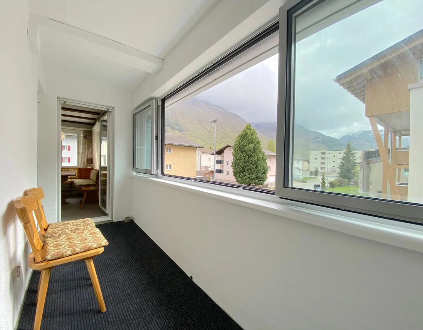 Charming 2.5-room apartment with mountain views - Photo 3 of 8