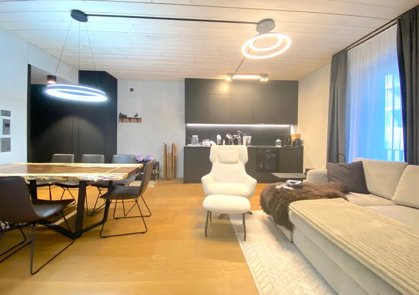 Moderne möblierte 3.5-Zimmer-Wohnung zur Miete in Andermatt - Photo 2 of 11