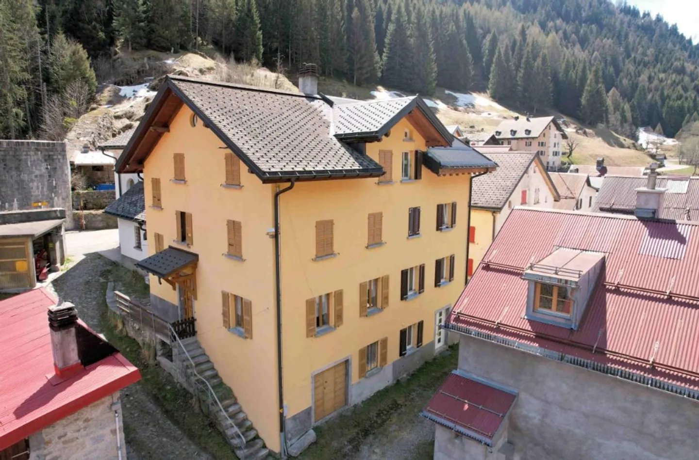 Charmantes 4.5-Zimmer Haus in idyllischer Alpenlandschaft - Photo 1 of 11