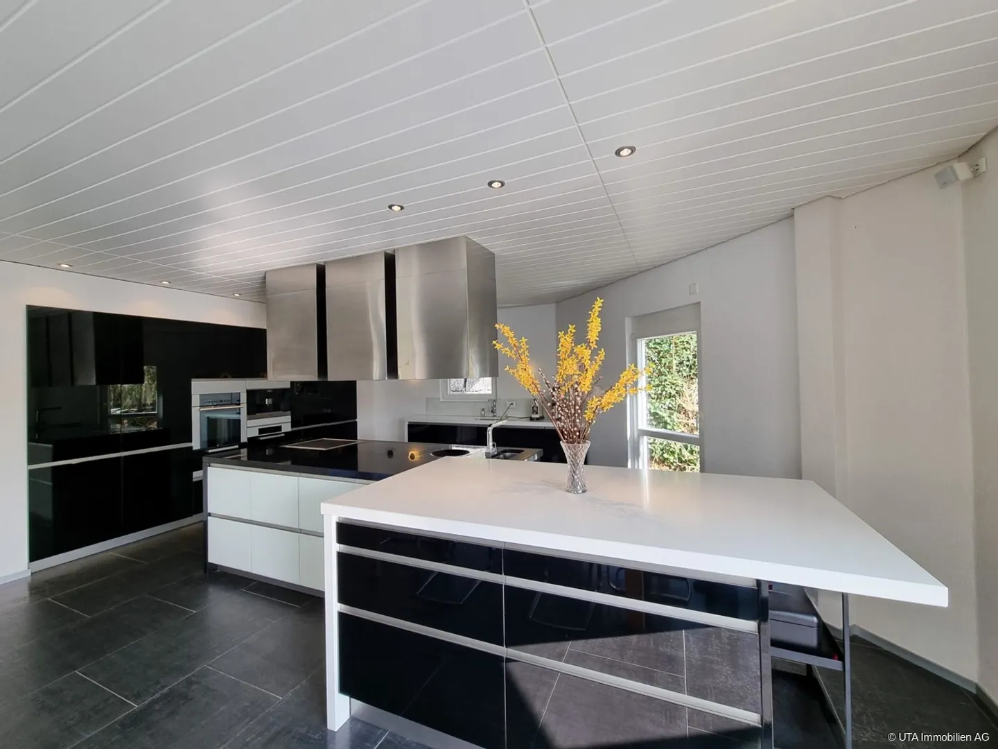 Luxurious property with many extras and stunning views - Photo 5 of 13