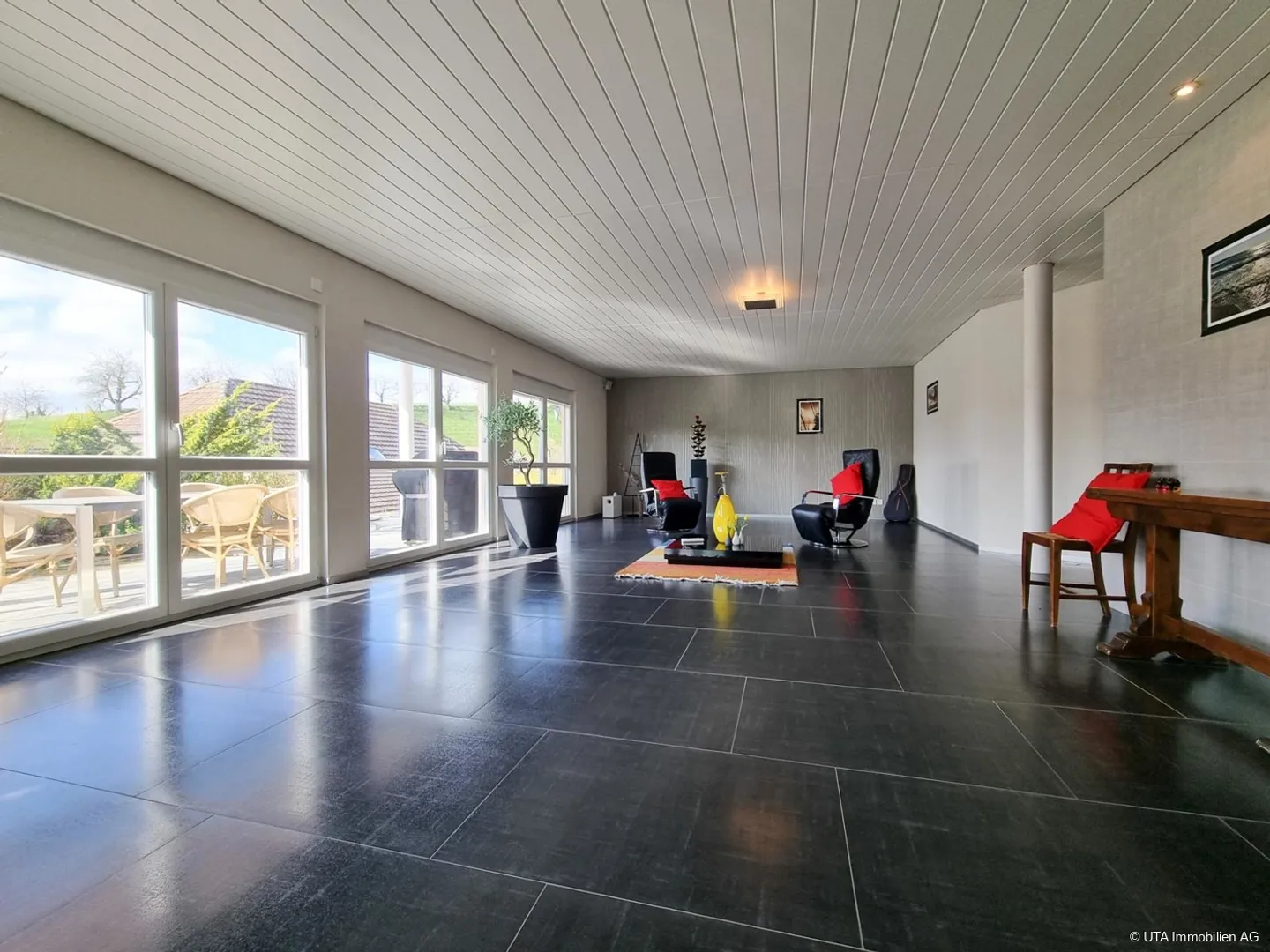 Luxurious property with many extras and breathtaking views - Photo 3 of 13