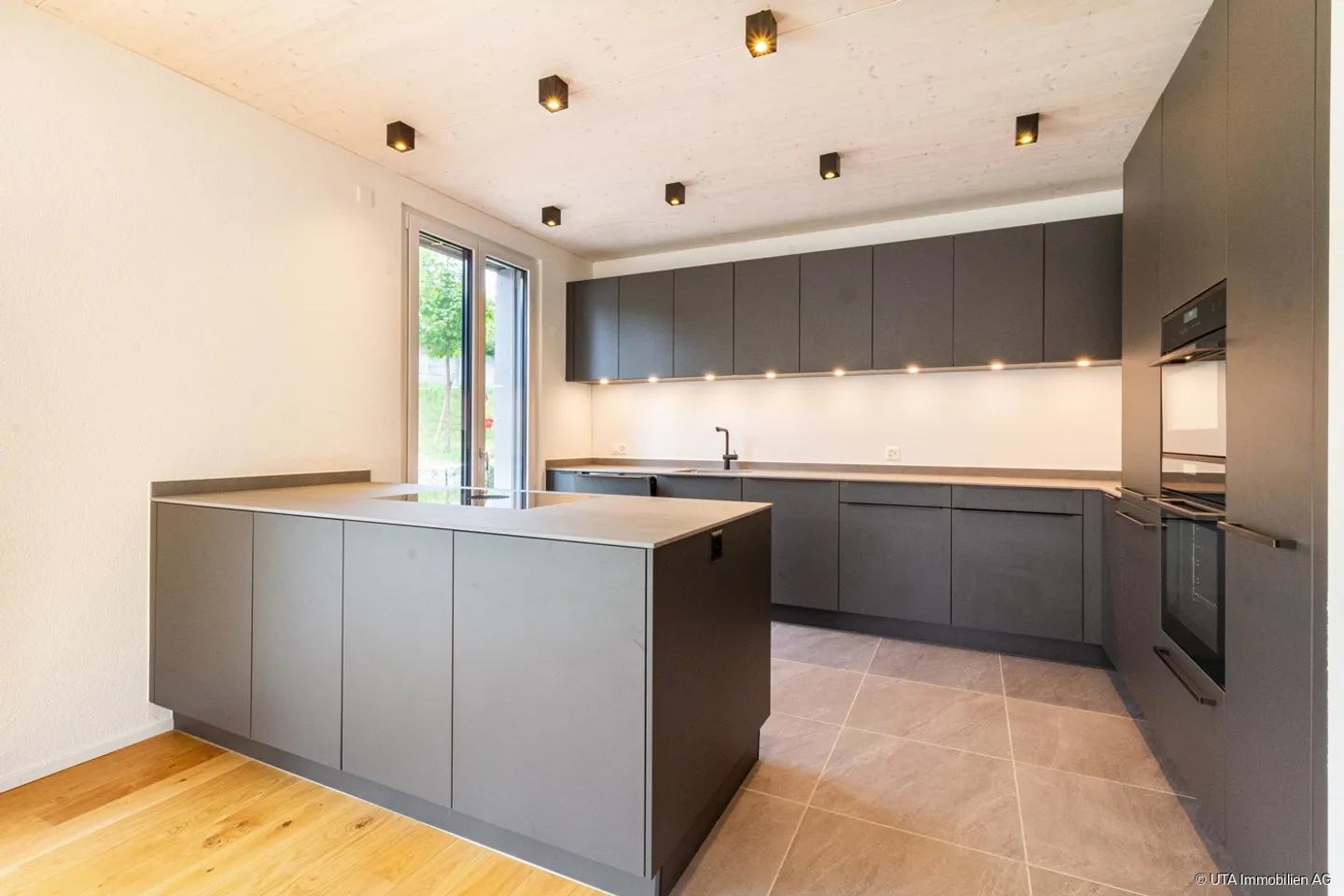 Casa unifamiliare moderna con ampio spazio e diversi garage - Foto 3 di 13