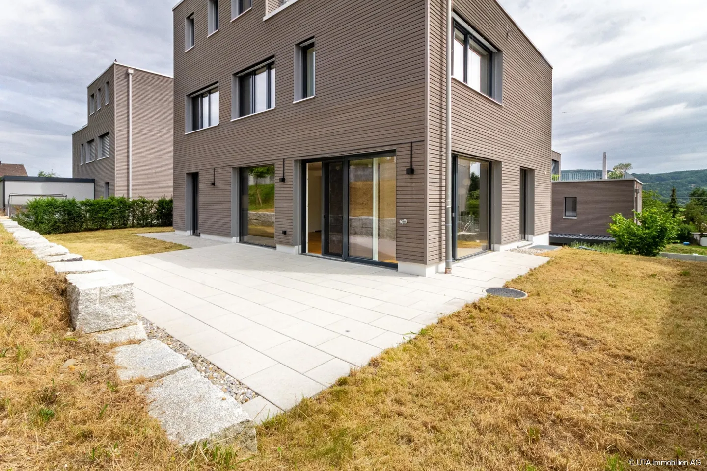 Casa unifamiliare moderna con ampio spazio e diversi garage - Foto 6 di 13