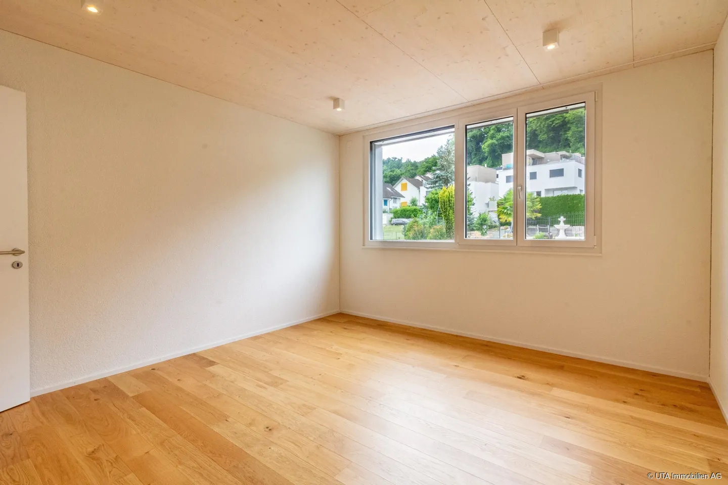 Casa unifamiliare moderna con ampio spazio e diversi garage - Foto 8 di 13