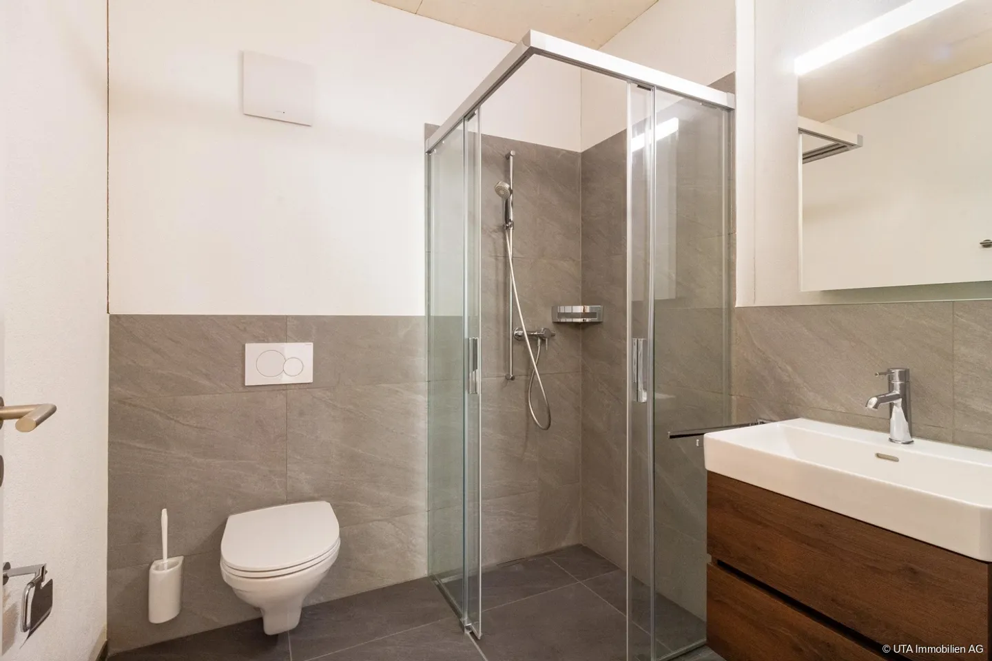 Casa unifamiliare moderna con ampio spazio e diversi garage - Foto 10 di 13