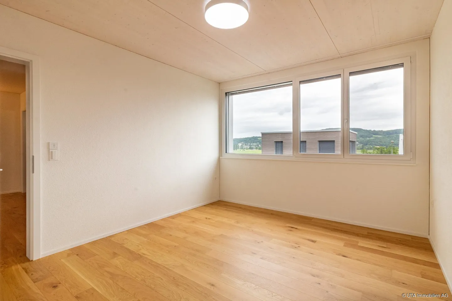 Casa unifamiliare moderna con ampio spazio e diversi garage - Foto 11 di 13