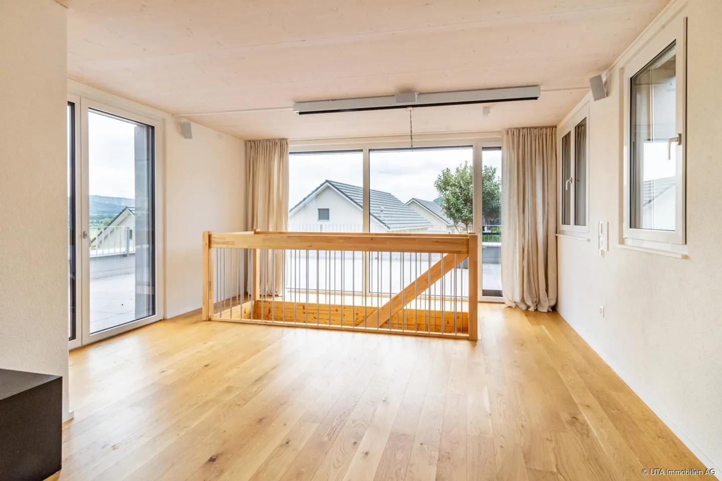 Casa unifamiliare moderna con ampio spazio e diversi garage - Foto 12 di 13