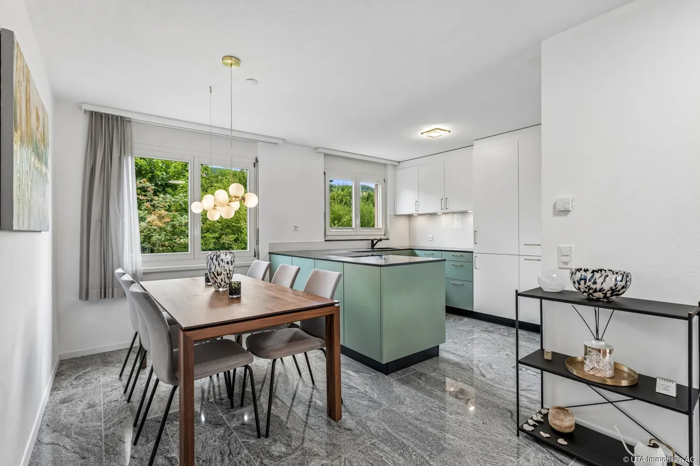 Appartement spacieux de 3,5 pièces dans une petite maison multifamiliale - Photo 2 sur 13