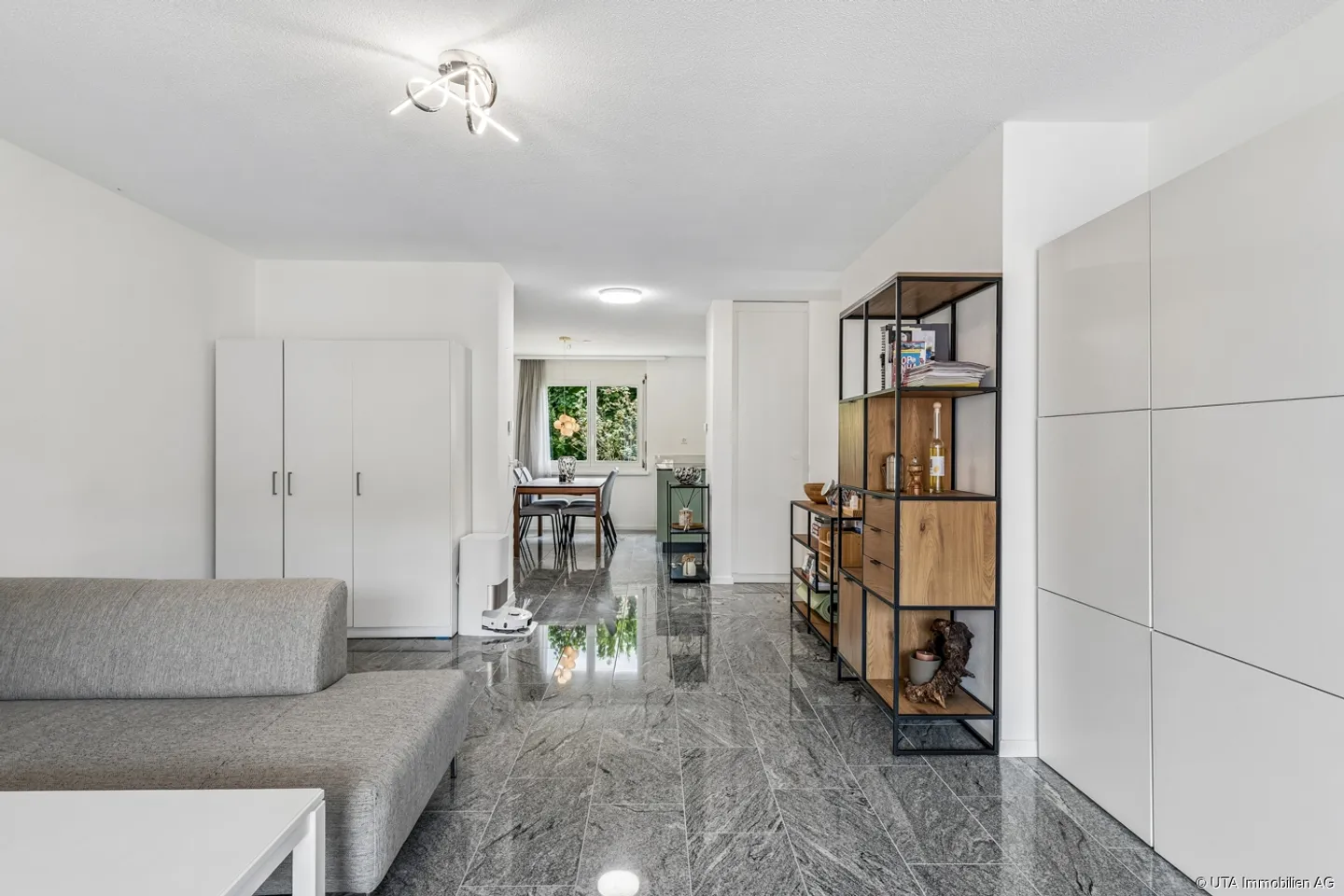 Appartement spacieux de 3,5 pièces dans une petite maison multifamiliale - Photo 5 sur 13