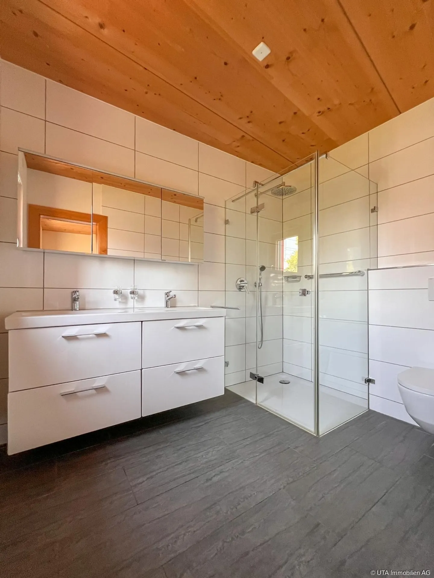 Vivere moderno sull'acqua con un fascino e un comfort particolari - Foto 9 di 13