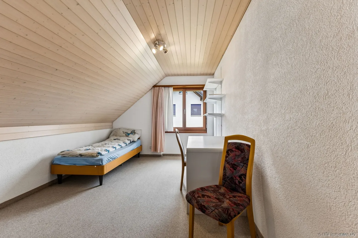 Well-maintained single-family house in a quiet neighborhood - Photo 10 of 13