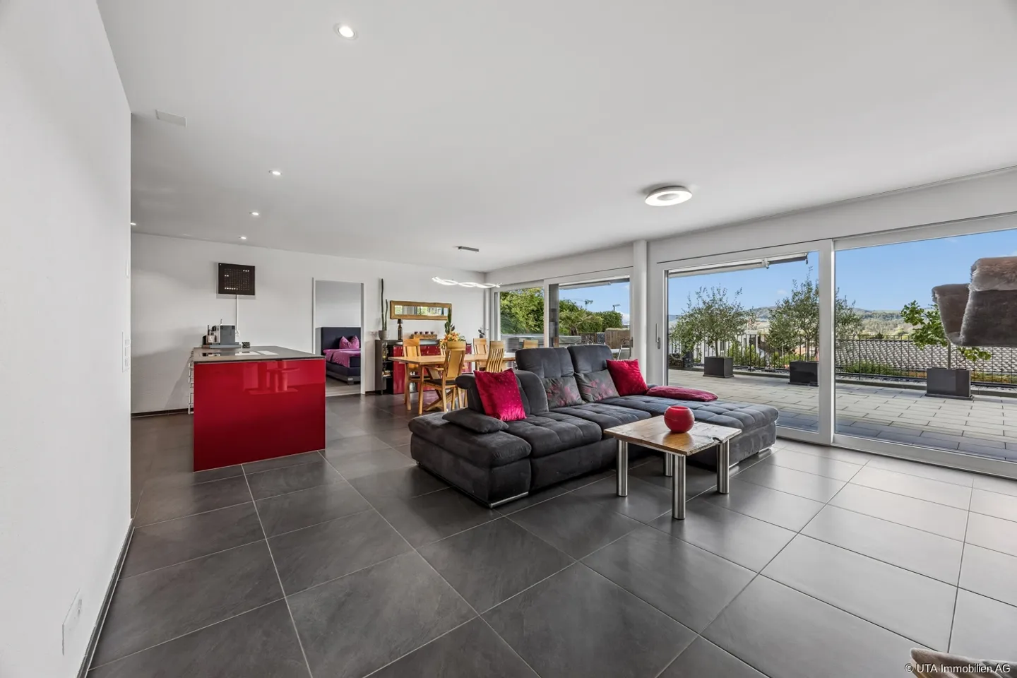 Superbe appartement en terrasse de 4,5 pièces dans un emplacement résidentiel élevé - Photo 9 sur 13
