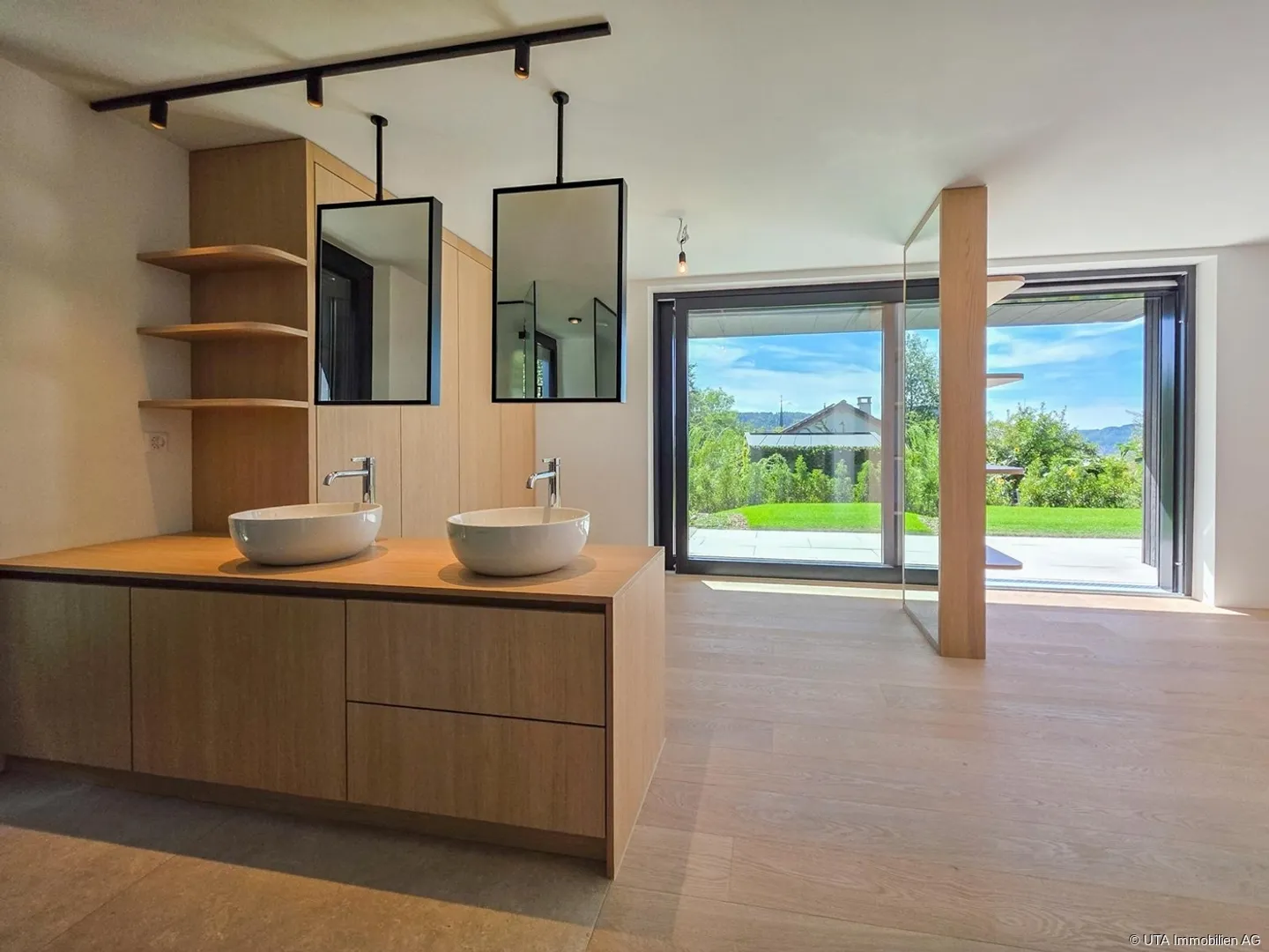Completely renovated, spacious and modern with sensational views - Photo 4 of 13