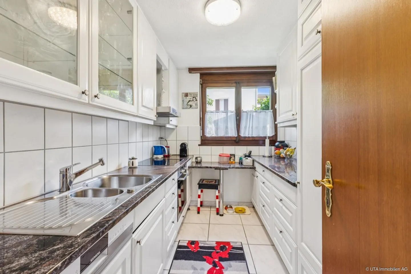 Casa a schiera angolare adatta alle famiglie con giardino mediterraneo - Foto 3 di 13