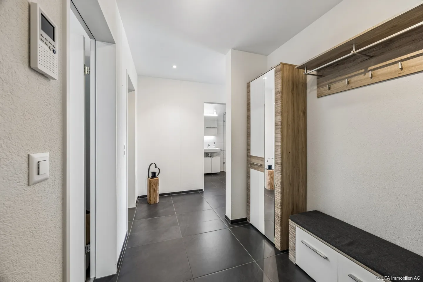 Superbe appartement en terrasse de 4,5 pièces dans un emplacement résidentiel élevé - Photo 2 sur 13
