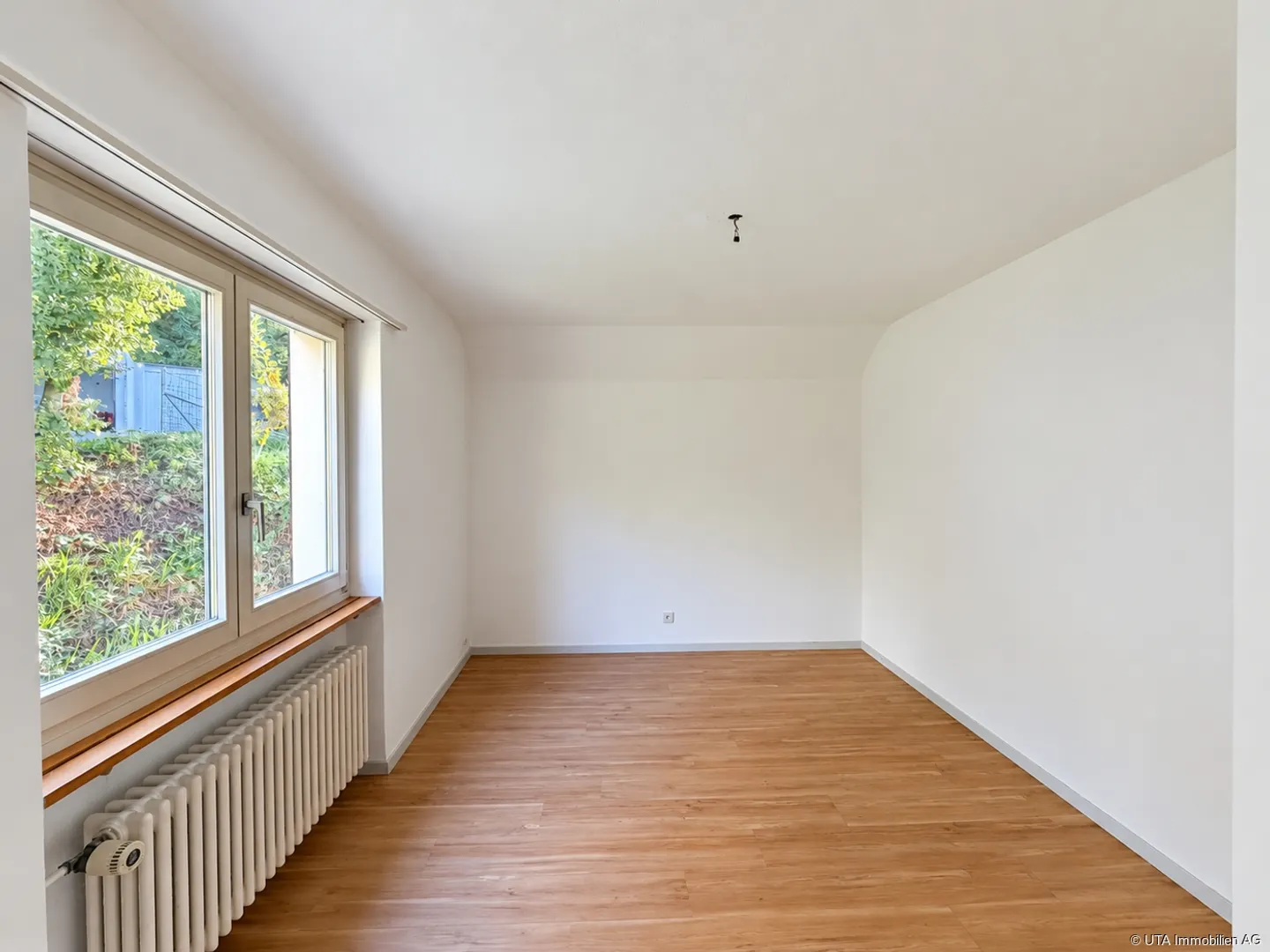 Einfamilienhaus mit traumhaftem Ausblick und Umbaupotential - Foto 7 di 13
