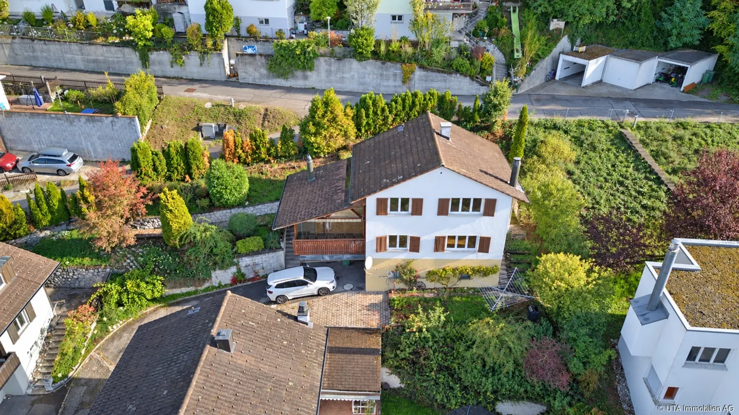 Einfamilienhaus mit traumhaftem Ausblick und Umbaupotential - Foto 1 di 13