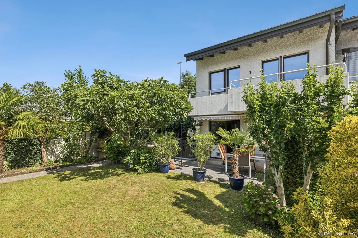 Casa a schiera angolare adatta alle famiglie con giardino mediterraneo - Foto 1 di 13