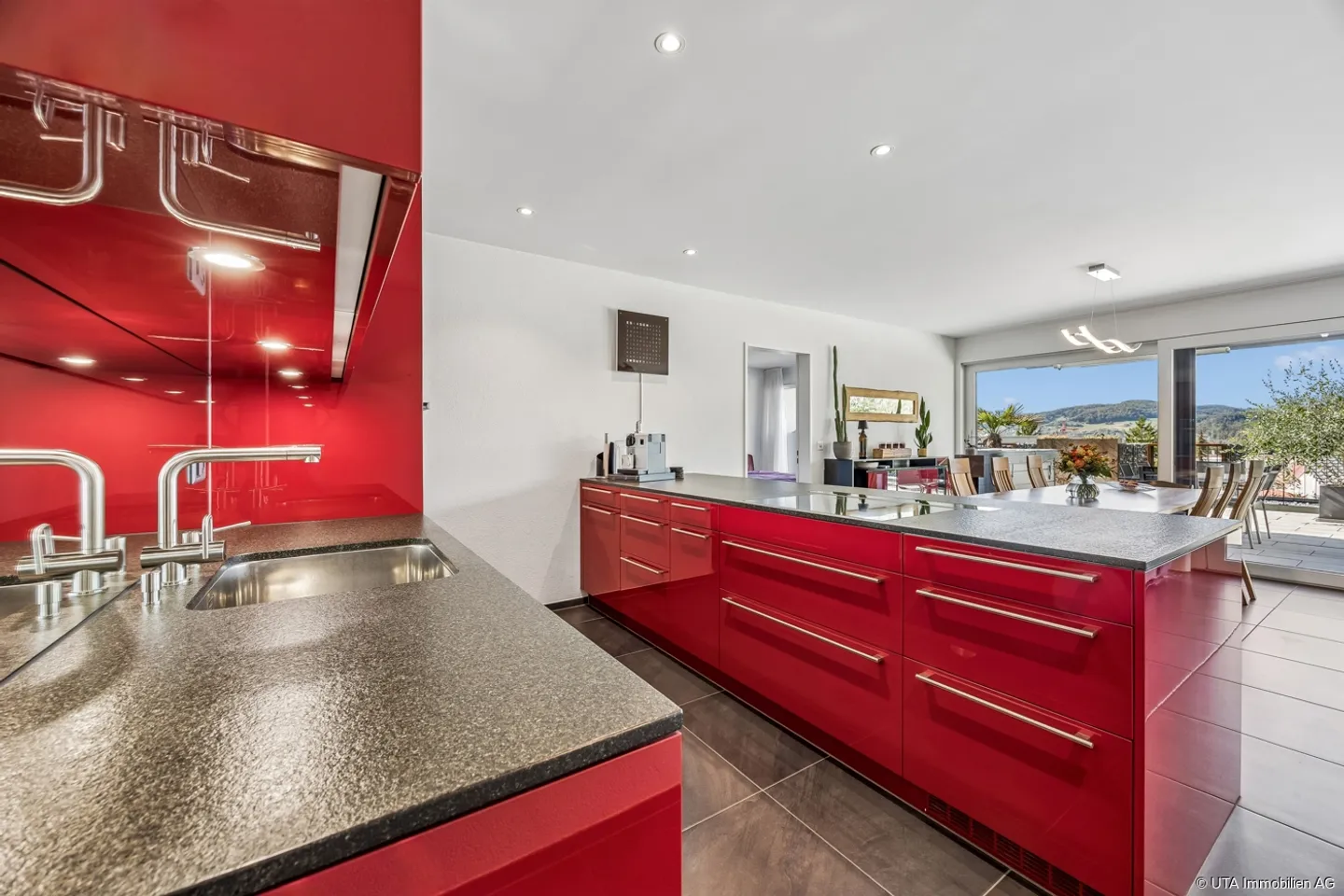 Superbe appartement en terrasse de 4,5 pièces dans un emplacement résidentiel élevé - Photo 4 sur 13