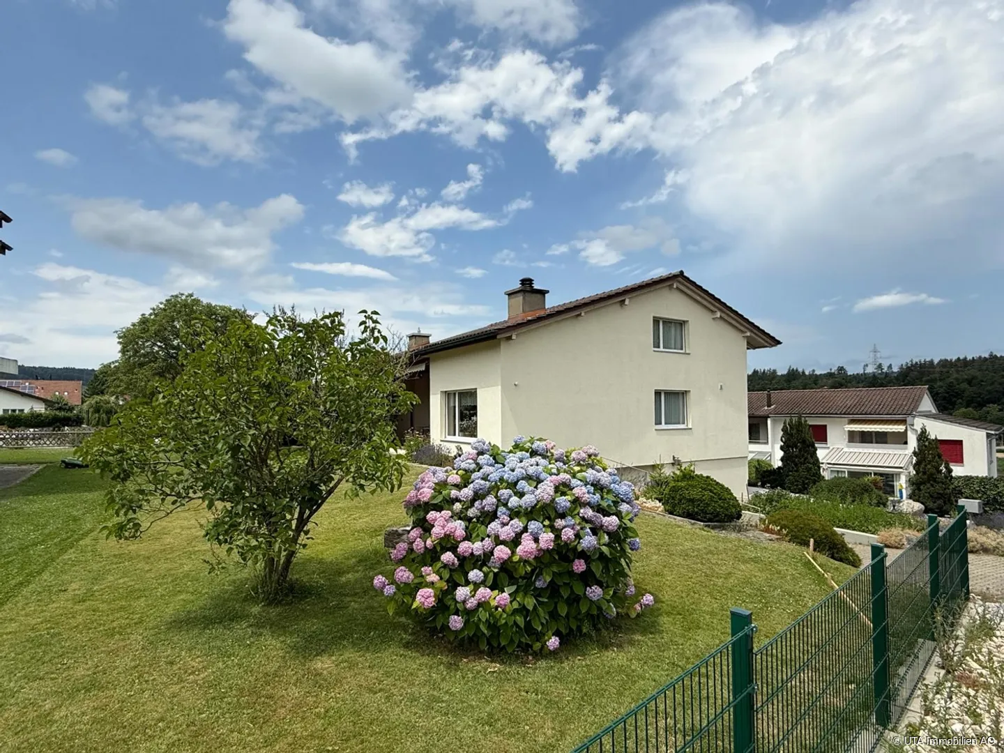 Casa unifamiliare con grande giardino in un quartiere tranquillo - Foto 1 di 4
