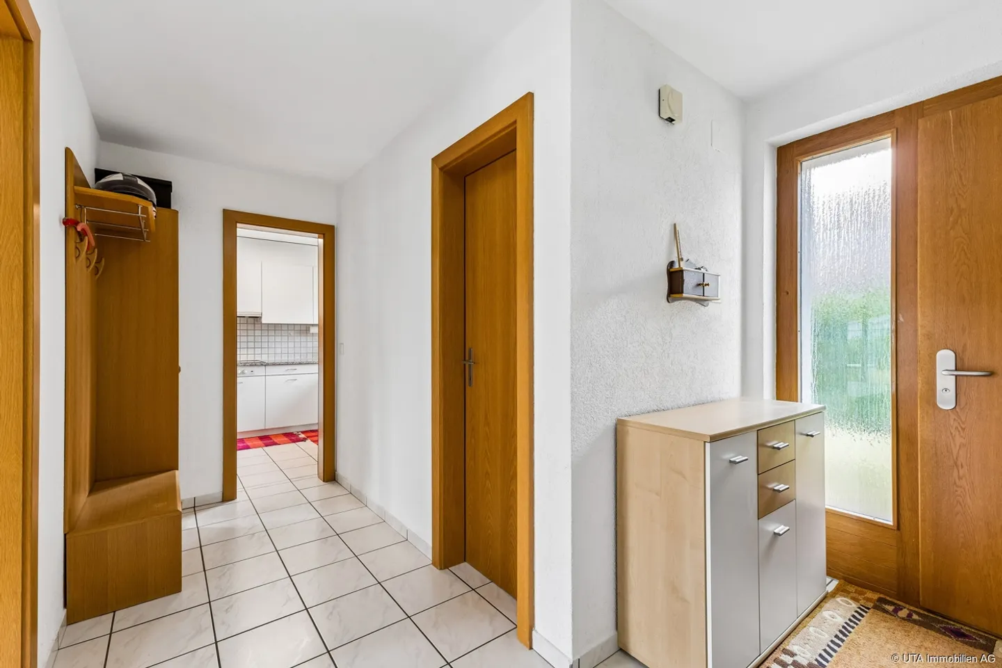 Well-maintained single-family house in a quiet neighborhood - Photo 2 of 13