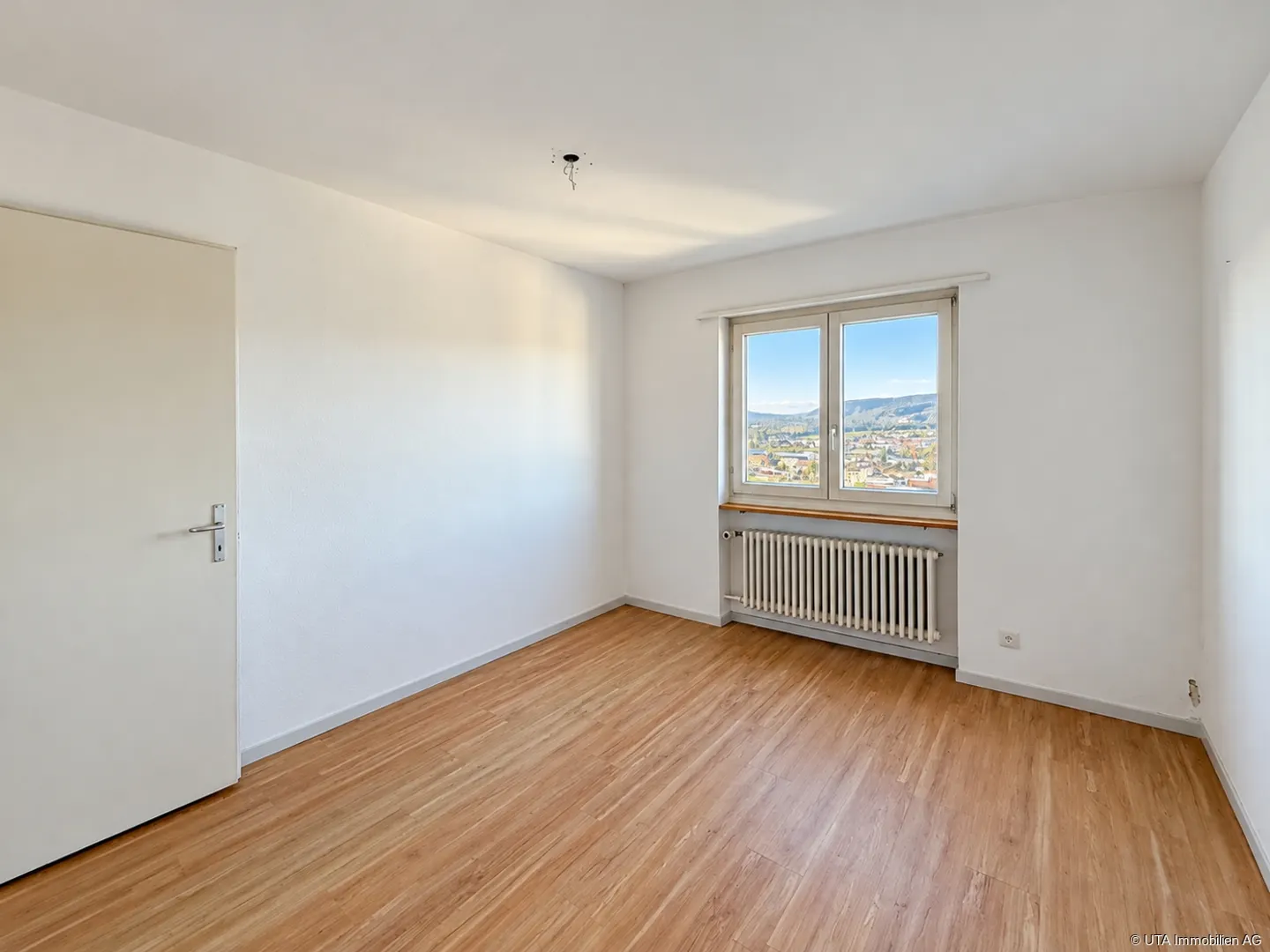 Einfamilienhaus mit traumhaftem Ausblick und Umbaupotential - Foto 8 di 13