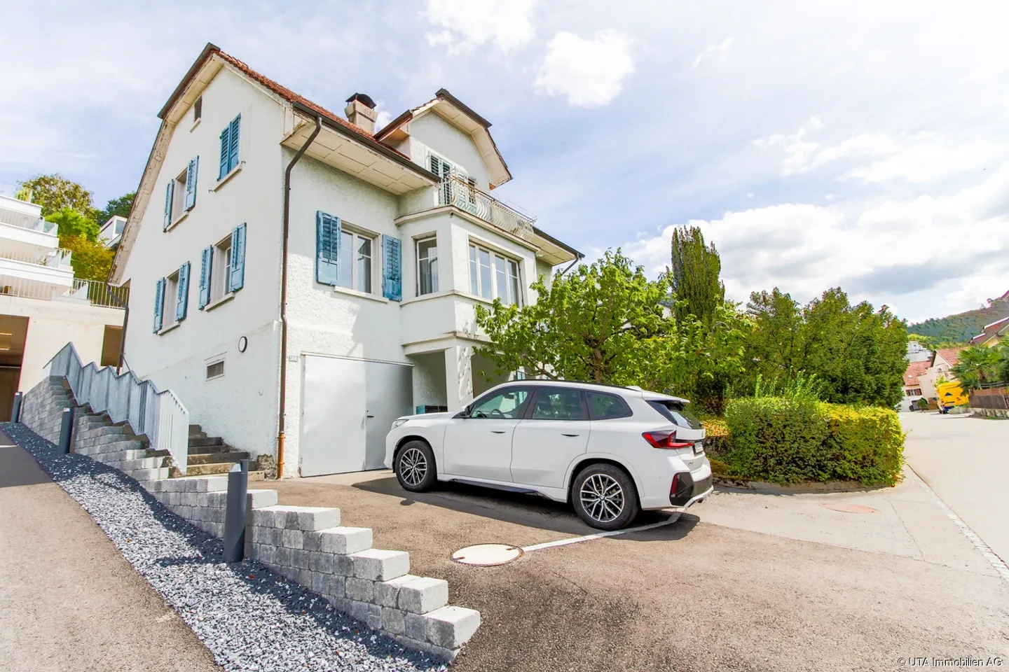 Two-family house in a central location with attractive conversion potential - Photo 1 of 13